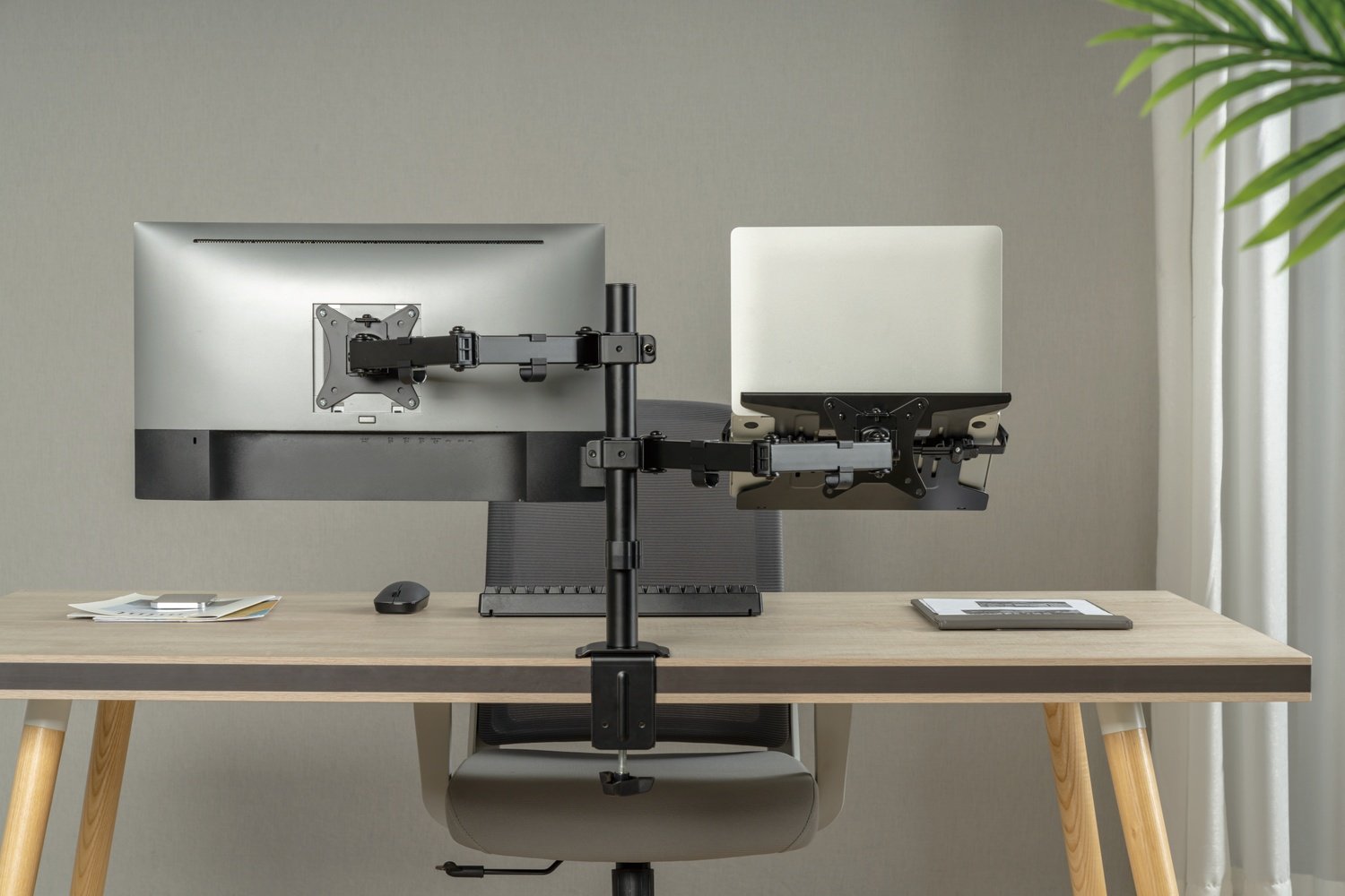 NÖRDIC Skærmarm og bærbar computerholder til skærm 17-32" 9 kg bærbar 10-15,6" skærmbeslag