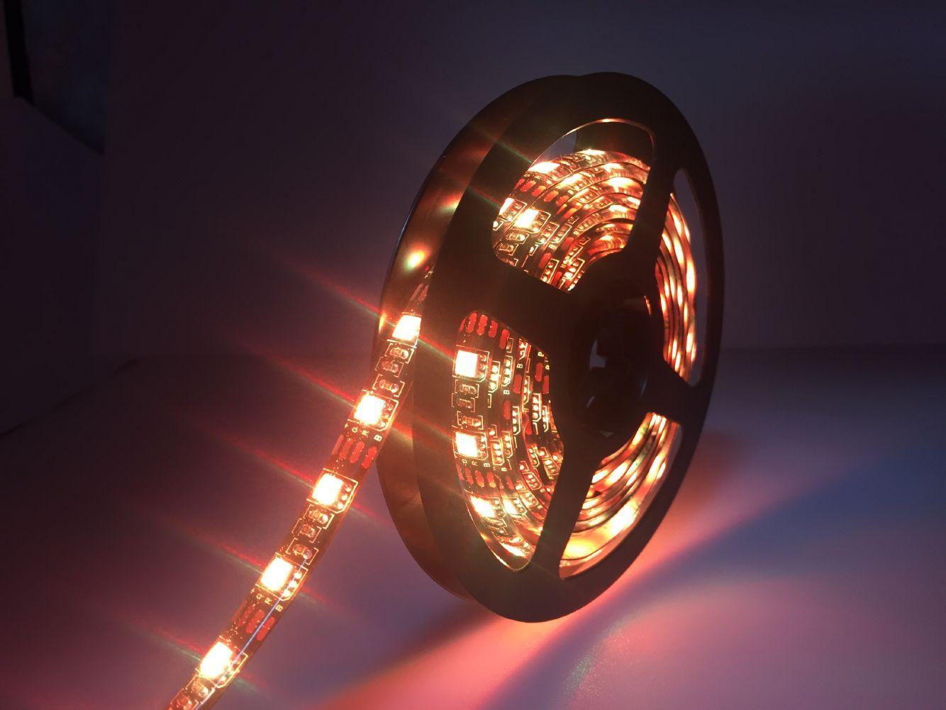 NÖRDIC RGB LED strimmel 5m med fjernbetjening, 300 SMD lysdioder 5m, 20 positioner LED strip
