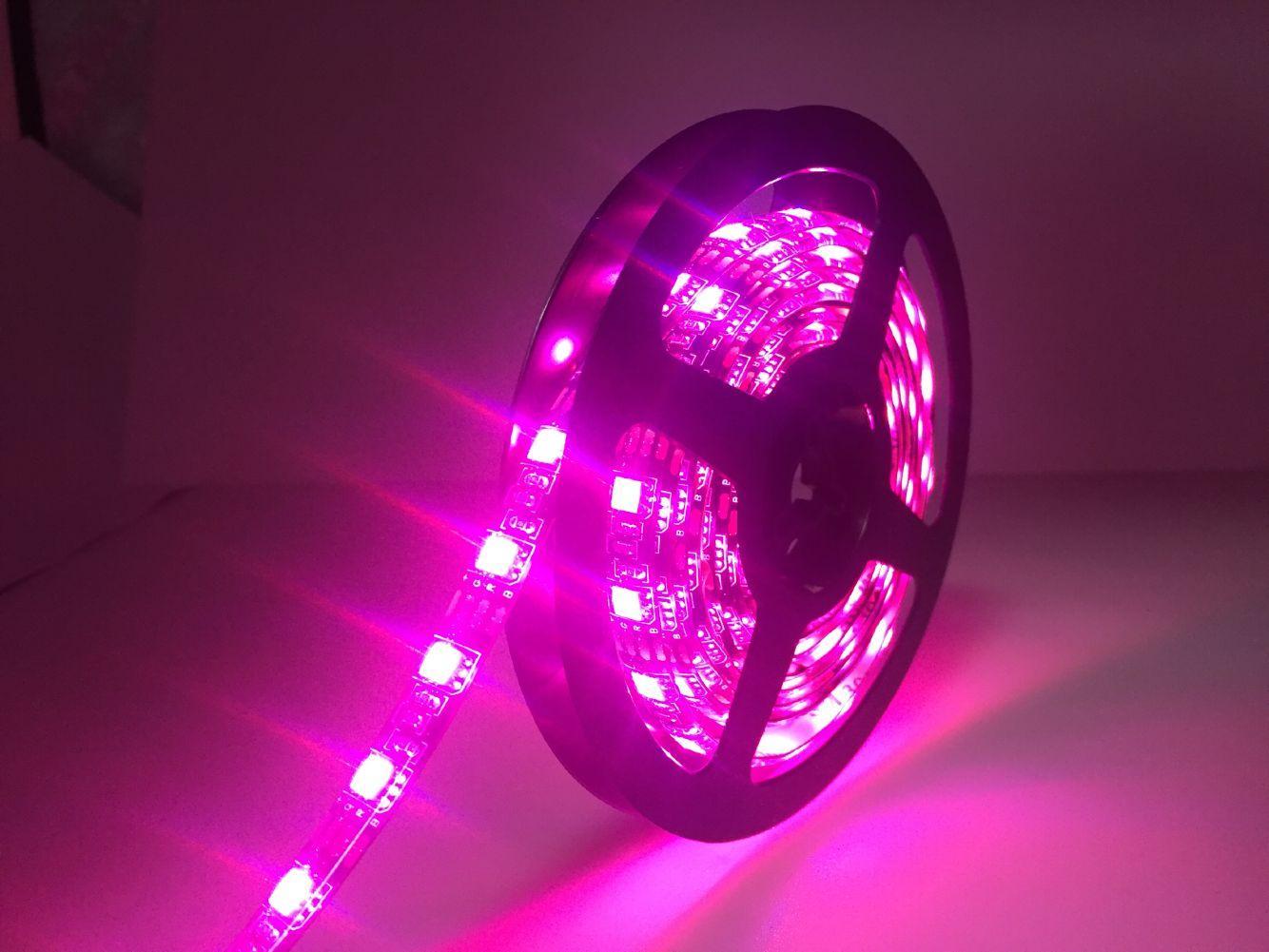 NÖRDIC RGB LED strimmel 5m med fjernbetjening, 300 SMD lysdioder 5m, 20 positioner LED strip