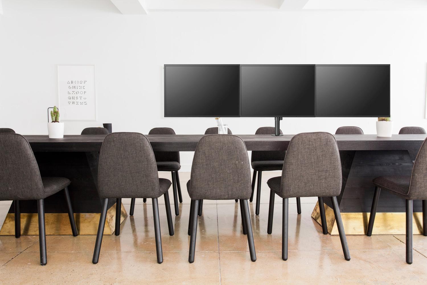 NÖRDIC tredobbelt skærme til skærme 17-32 tommer i stål, kipbar, drejelig og drejbar, sort