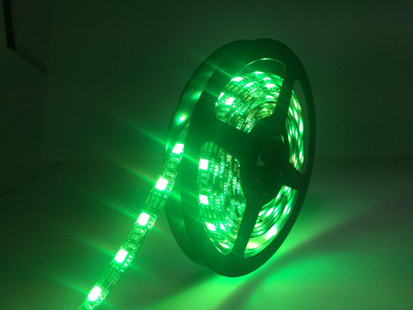 NÖRDIC RGB LED strimmel 5m med fjernbetjening, 300 SMD lysdioder 5m, 20 positioner LED strip