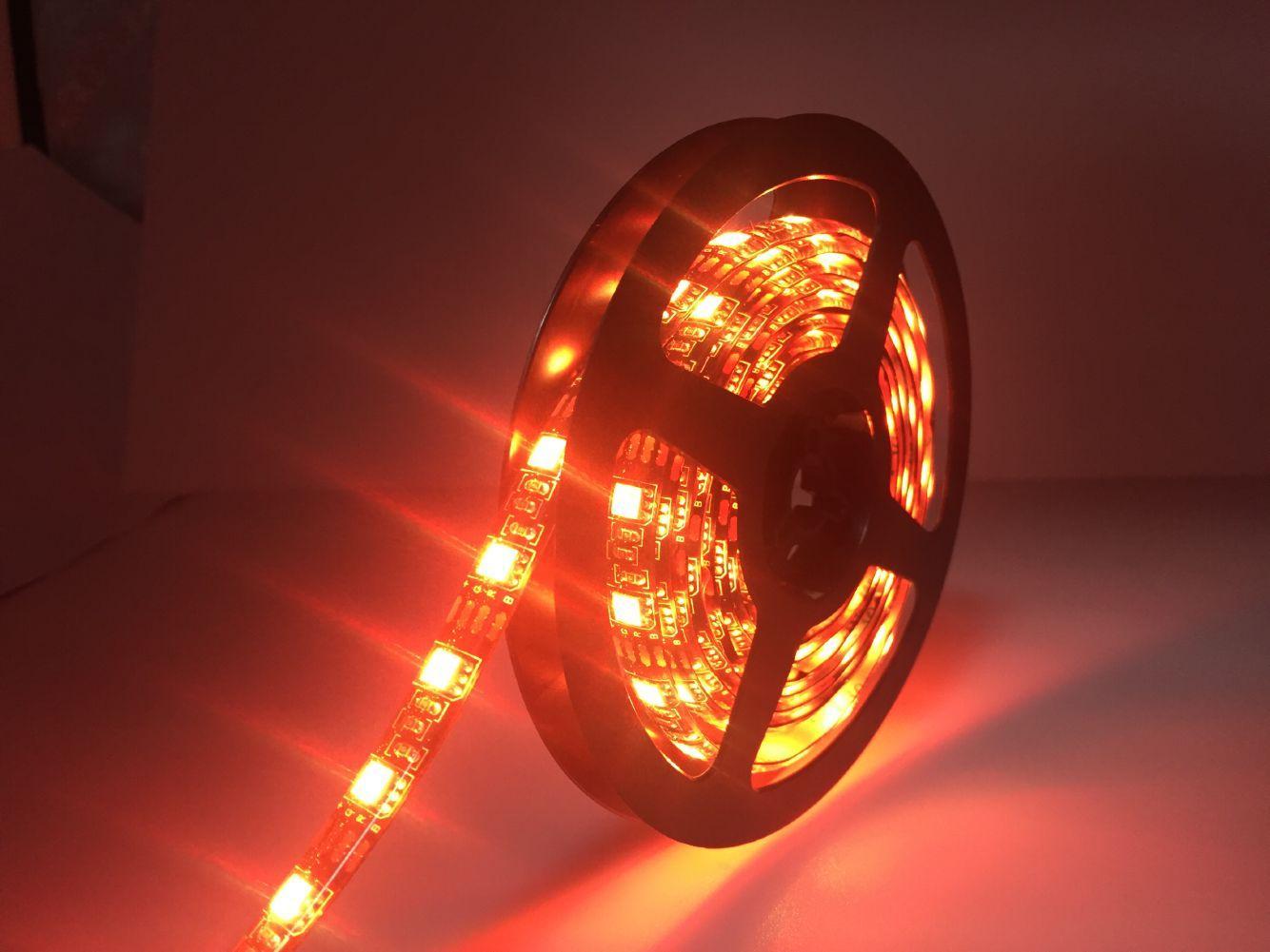 NÖRDIC RGB LED strimmel 5m med fjernbetjening, 300 SMD lysdioder 5m, 20 positioner LED strip